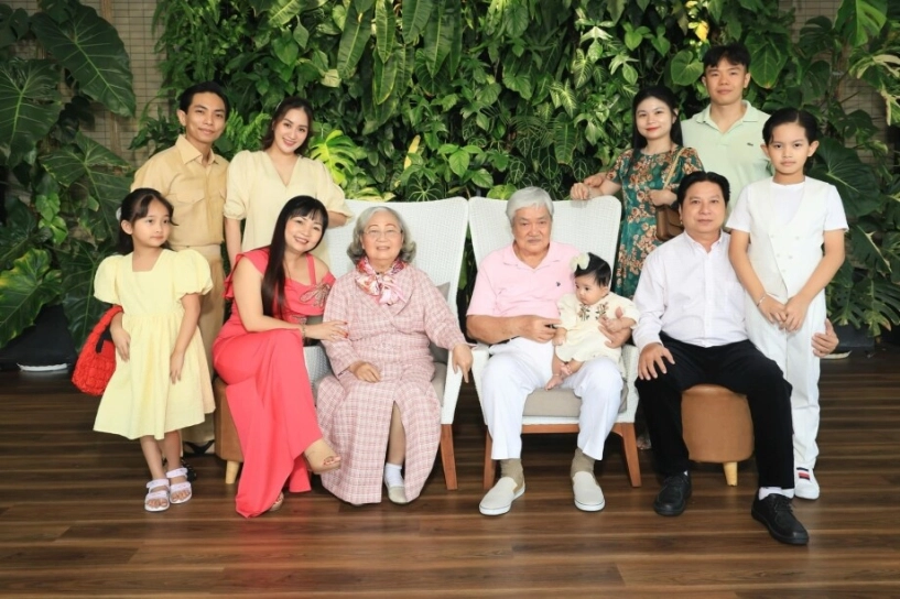 Sao việt 24h bố chồng phong độ của khánh thi khoe tiệc sinh nhật hoành tráng của cháu nội kubi cao lớn khi đứng cạnh ông bà - 7