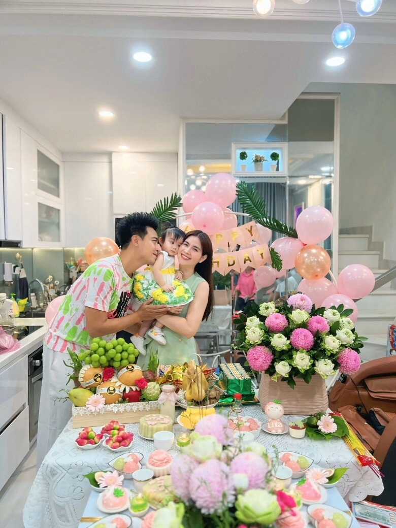 Sao việt 24h bố chồng phong độ của khánh thi khoe tiệc sinh nhật hoành tráng của cháu nội kubi cao lớn khi đứng cạnh ông bà - 9