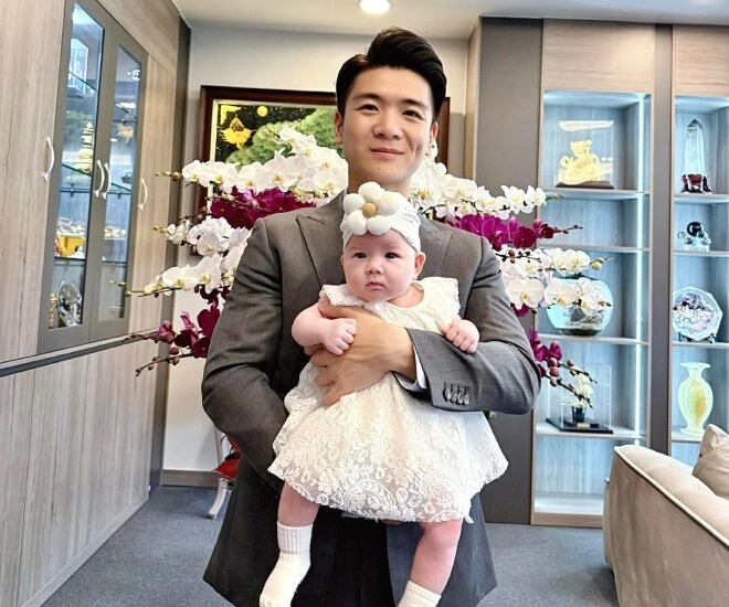 Sao việt 24h cháu gái mới sinh của đỗ mỹ linh lần đầu lộ mặt xinh như búp bê là bản sao của bầu hiển - 1
