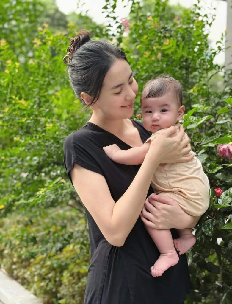 Sao việt 24h cháu gái mới sinh của đỗ mỹ linh lần đầu lộ mặt xinh như búp bê là bản sao của bầu hiển - 12
