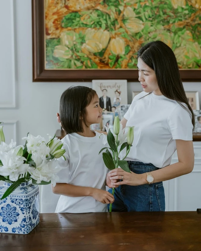 Sao việt 24h chloe con gái tăng thanh hà trổ tài trèo cây thoăn thoắt thấy rõ đôi chân dài thừa hưởng từ mẹ ngọc nữ - 2