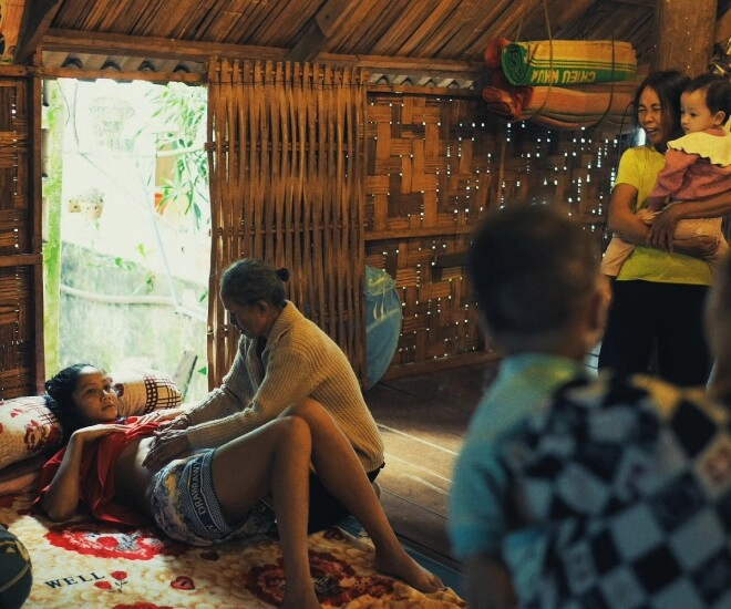 Sao việt 24h chồng hhen niê lo lắng cảnh vợ mang thai nhưng em bé cứ lộn mèo phải tìm bà đỡ đến nhà nắn bụng - 1