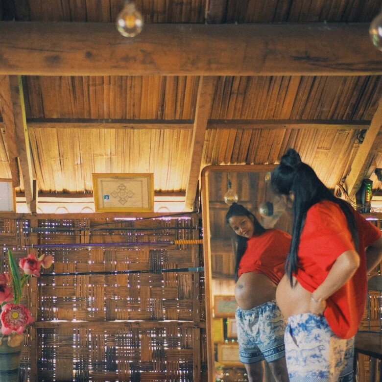 Sao việt 24h chồng hhen niê lo lắng cảnh vợ mang thai nhưng em bé cứ lộn mèo phải tìm bà đỡ đến nhà nắn bụng - 3