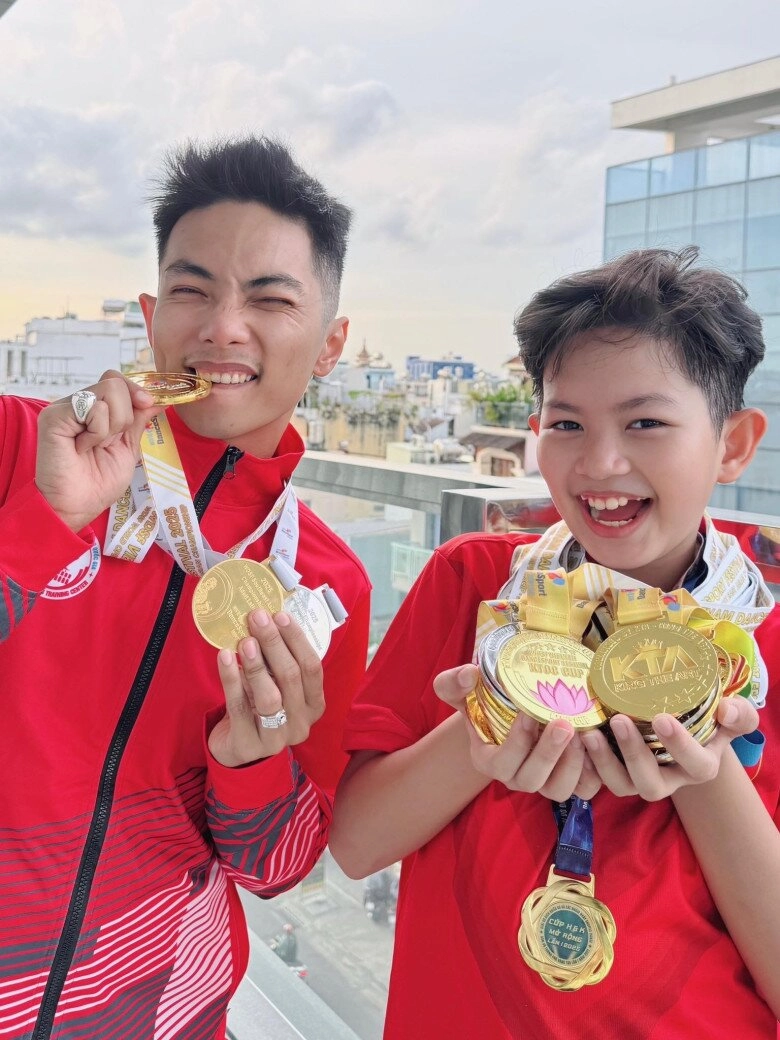 Sao việt 24h chồng hhen niê lo lắng cảnh vợ mang thai nhưng em bé cứ lộn mèo phải tìm bà đỡ đến nhà nắn bụng - 7