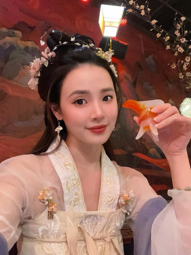 Sao việt 24h cô dâu hào môn midu đẹp mỹ miều khi dự tiệc cung đình chồng thiếu gia không xuất hiện cùng như trước - 3