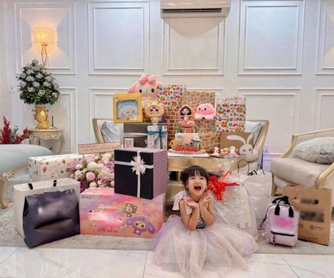Sao việt 24h con gái đông nhi chuẩn tiểu thư hào môn khi nhận một nhà quà toàn đồ đắt tiền và dễ thương hết nấc - 1