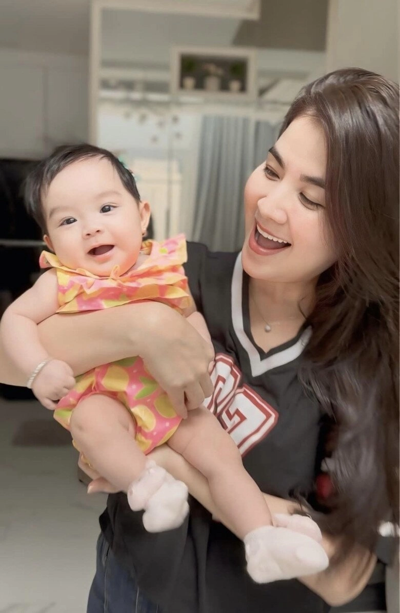 Sao việt 24h con gái đông nhi chuẩn tiểu thư hào môn khi nhận một nhà quà toàn đồ đắt tiền và dễ thương hết nấc - 13