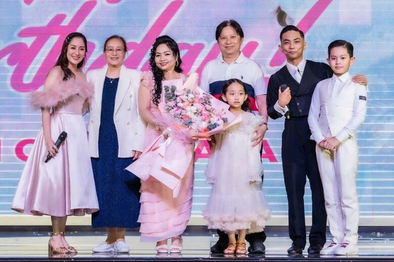 Sao việt 24h con gái hồ ngọc hà catwalk thần thái chuyên nghiệp hệt mẹ quát em trai cũng dứt khoát ra dáng chị lớn - 7
