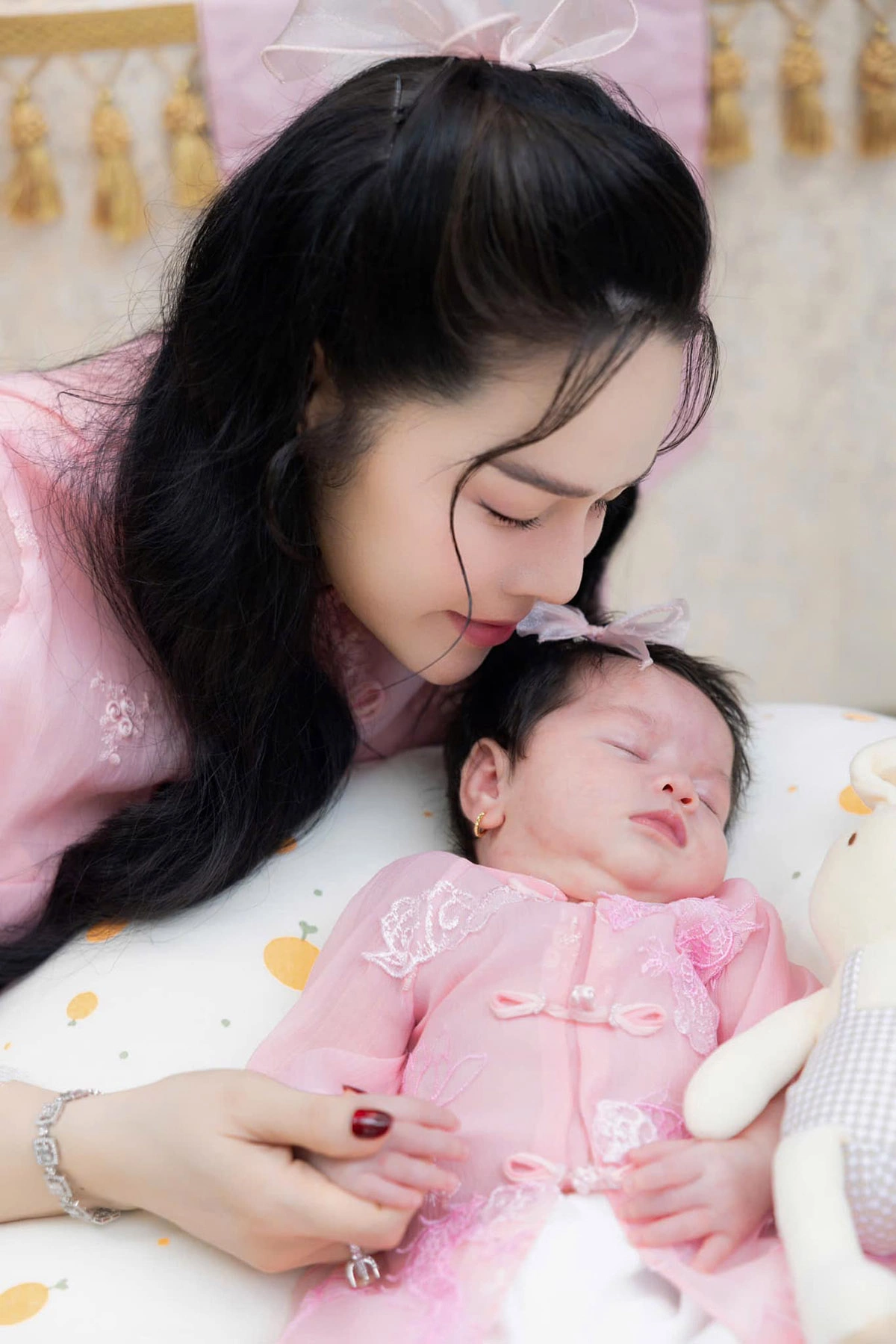Sao việt 24h con gái nhật kim anh sửng sốt ra mặt khi bị mẹ bắt học bảng cửu chương ở tháng thứ 5 - 5