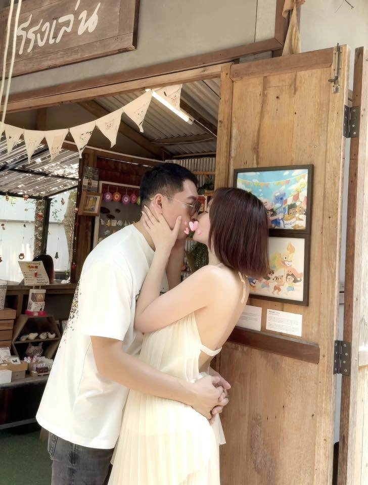 Sao việt 24h con gái trương ngọc ánh có giọng đọc tiếng anh như người bản địa đứng cạnh mẹ lộ rõ vẻ non nớt - 6