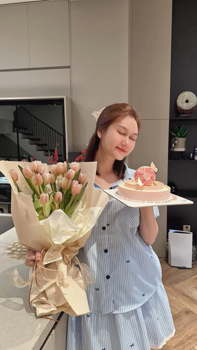 Sao việt 24h con trai lai ấn nhà võ hạ trâm bị chứng mặt cọc cơ địa 10 ngày tuổi đã suy tư về cuộc đời - 11