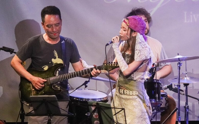 Sao việt 24h diva mỹ linh khoe khoảnh khắc ông xã anh quân hãnh diện ngắm con gái trên sân khấu ngượng nghịu khi bị phát hiện - 8