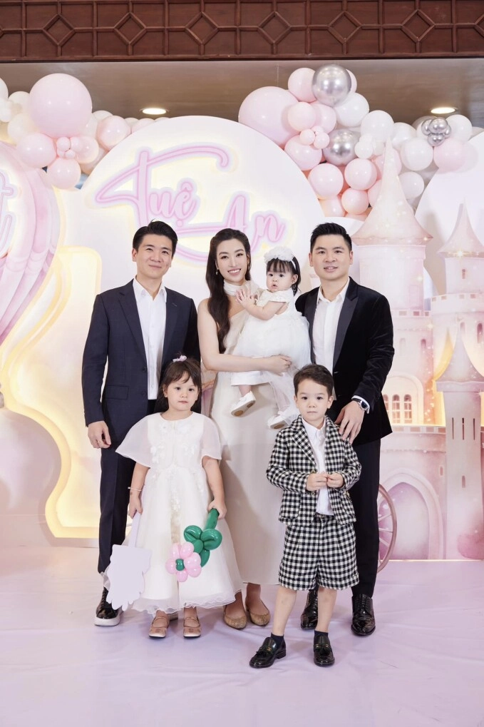 Sao việt 24h đỗ mỹ linh tan chảy khi được con gái và cặp sinh đôi nhà anh chồng đỗ quang vinh tặng quà đặc biệt - 5
