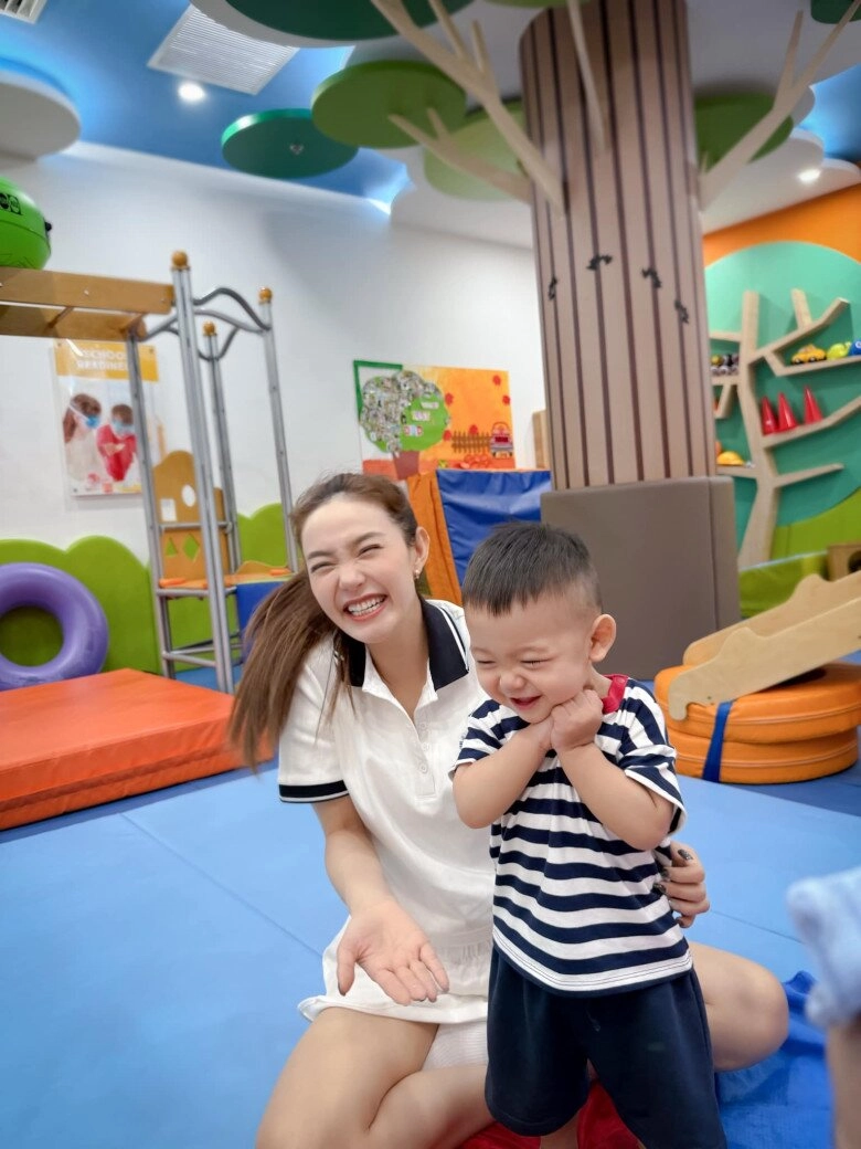 Sao việt 24h đỗ mỹ linh tan chảy khi được con gái và cặp sinh đôi nhà anh chồng đỗ quang vinh tặng quà đặc biệt - 6