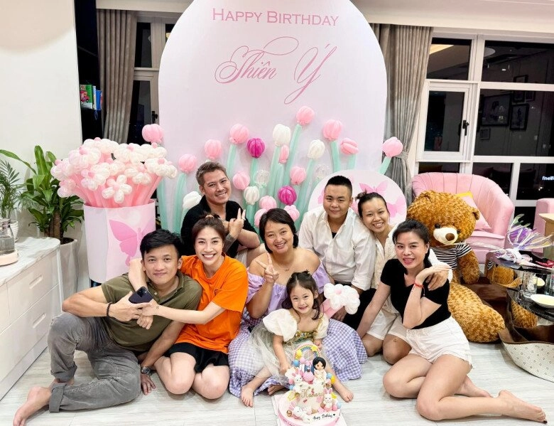 Sao việt 24h đỗ mỹ linh tan chảy khi được con gái và cặp sinh đôi nhà anh chồng đỗ quang vinh tặng quà đặc biệt - 14