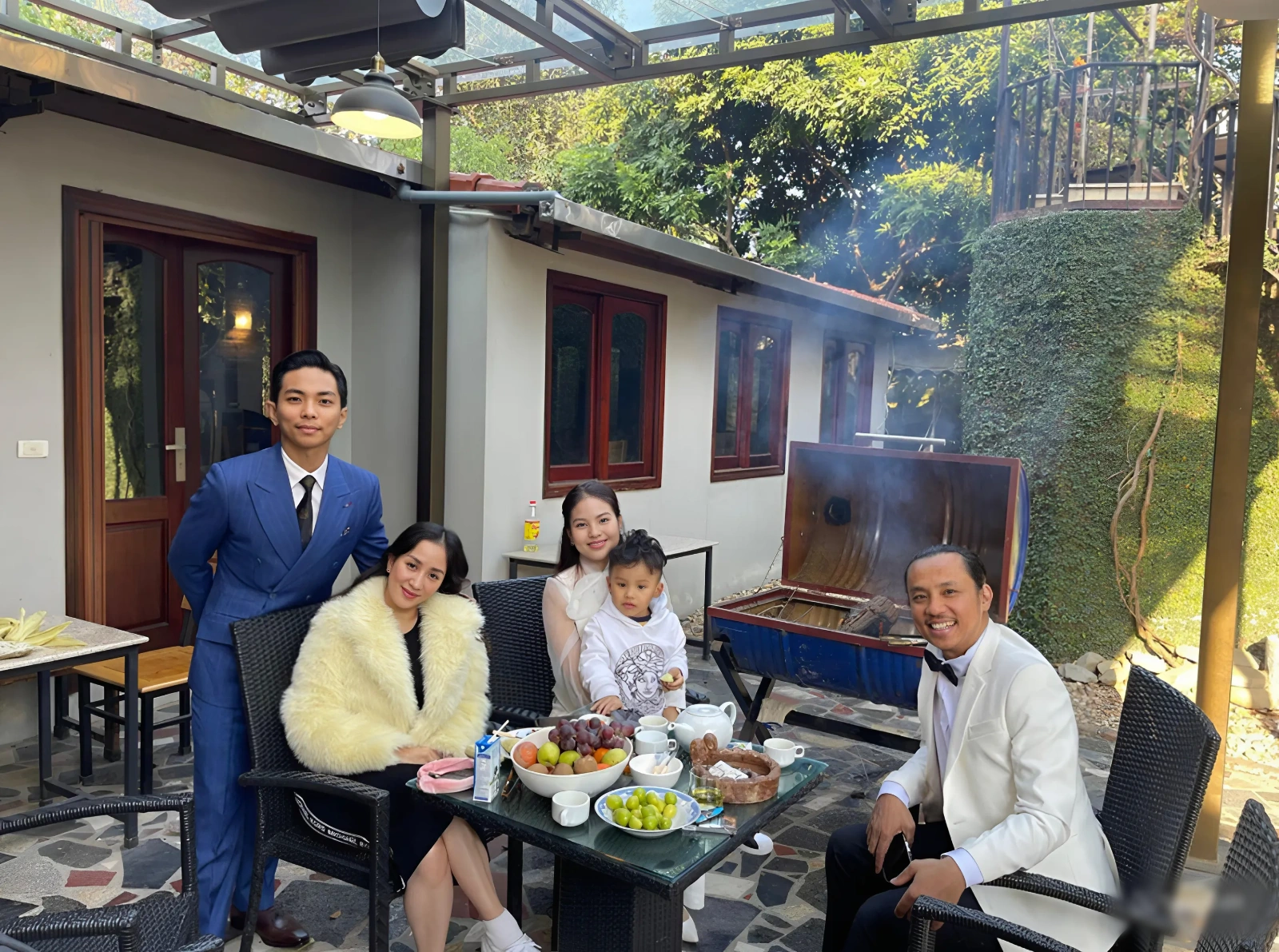 Sao việt 24h khánh thi lên tiếng khi bộ ảnh chụp cùng chồng trẻ phan hiển và tình cũ nhận nhiều phản ứng tranh cãi - 3