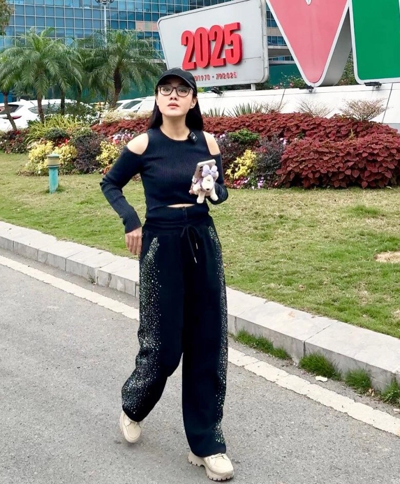 Sao việt 24h lâm khánh chi khóc nấc kể quý bình bán nhà tự lo tiền chữa bệnh một mình đi khám không có ai bên cạnh - 5