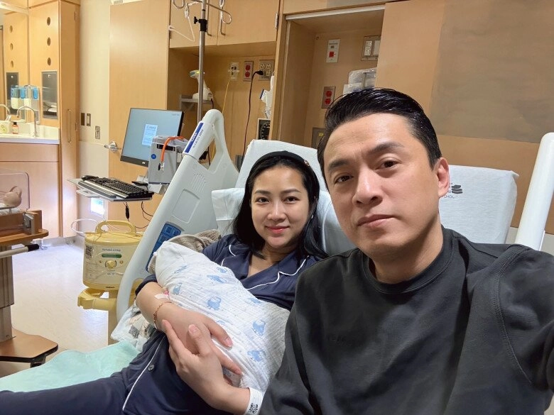 Sao việt 24h lam trường đưa quý tử mới sinh đi khám làm cha lần 3 ở tuổi 51 vẫn xót khi thấy con phải xét nghiệm - 2