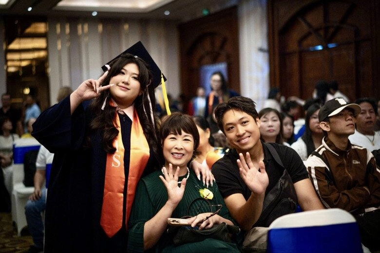 Sao việt 24h lam trường đưa quý tử mới sinh đi khám làm cha lần 3 ở tuổi 51 vẫn xót khi thấy con phải xét nghiệm - 12