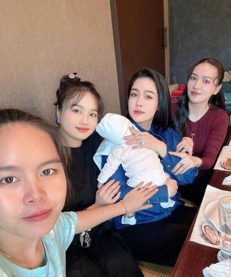 Sao việt 24h lê phương đăng ảnh nắm chặt tay quý bình trên giường bệnh nghẹn ngào vĩnh biệt tình cũ chồng trẻ nói biết ơn - 9