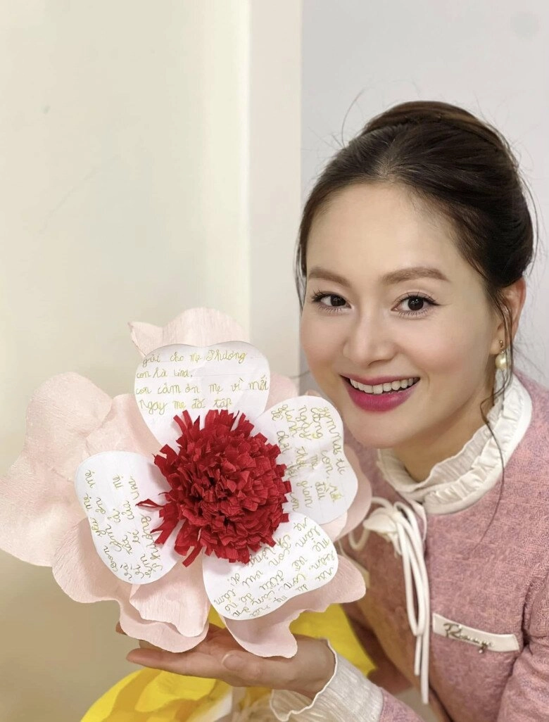 Sao việt 24h lê phương đăng ảnh nắm chặt tay quý bình trên giường bệnh nghẹn ngào vĩnh biệt tình cũ chồng trẻ nói biết ơn - 11