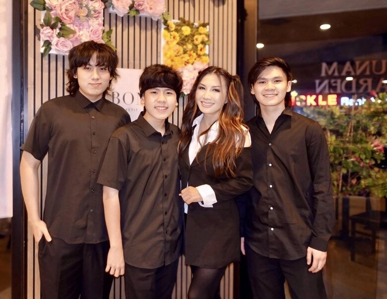 Sao việt 24h mc đan lê bất ngờ vì con trai đã cao hơn mẹ gần 1 cái đầu có bờ vai vững chãi ở tuổi 14 - 13