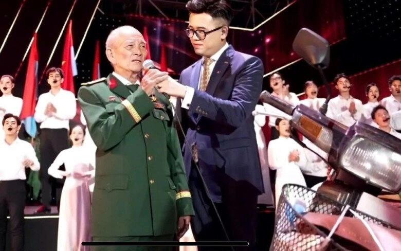 Sao việt 24h mc hoài anh khoe khoảnh khắc chung khung hình với cụ ông u80 lái xe máy từ nghệ an vào tphcm xem diễu binh - 3
