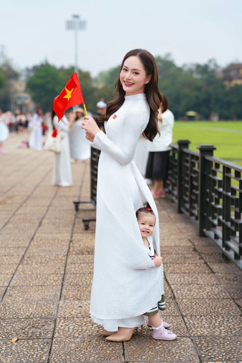 Sao việt 24h mc hoài anh khoe khoảnh khắc chung khung hình với cụ ông u80 lái xe máy từ nghệ an vào tphcm xem diễu binh - 7