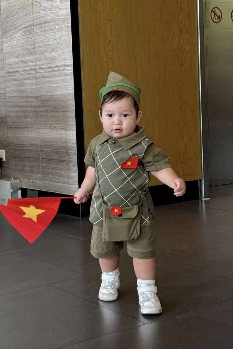 Sao việt 24h mc hoài anh khoe khoảnh khắc chung khung hình với cụ ông u80 lái xe máy từ nghệ an vào tphcm xem diễu binh - 10