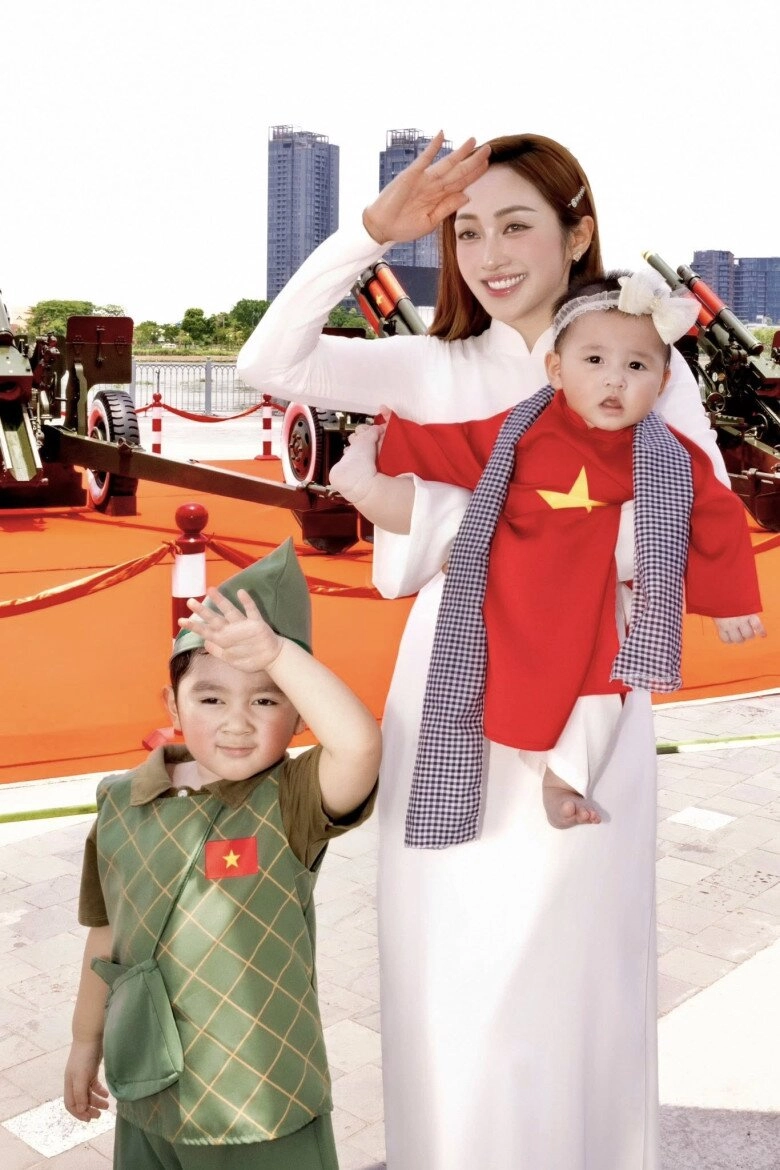 Sao việt 24h mc hoài anh khoe khoảnh khắc chung khung hình với cụ ông u80 lái xe máy từ nghệ an vào tphcm xem diễu binh - 11
