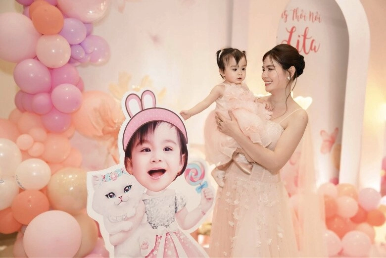 Sao việt 24h nam diễn viên có con đầu lòng ở tuổi 52 với vợ trẻ kém 26 tuổi tươi rói khi lên đồ cùng quý tử - 11