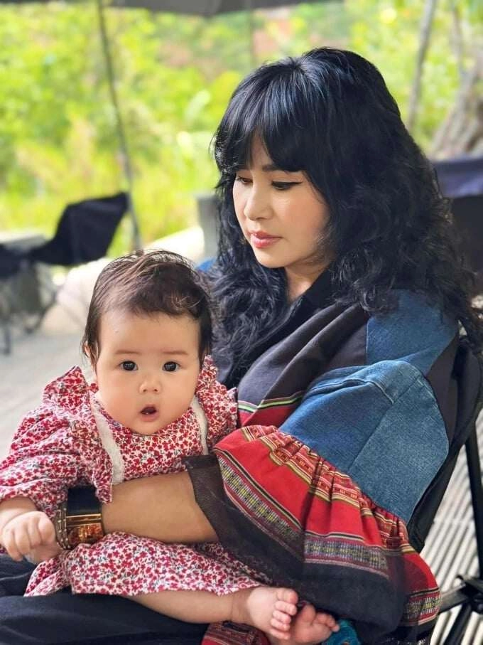 Sao việt 24h nhạc sĩ quốc trung say mê ngắm vẻ đáng yêu của công chúa nhỏ diva thanh lam liền bình luận yêu thương - 2