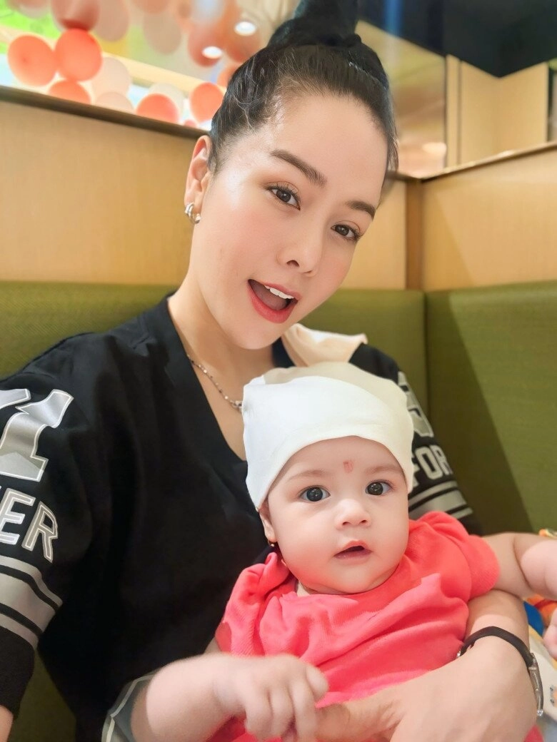 Sao việt 24h nhật kim anh khiến cộng đồng mạng dụi mắt liên tục với màn trông con gái 5 tháng tuổi khác lạ - 3