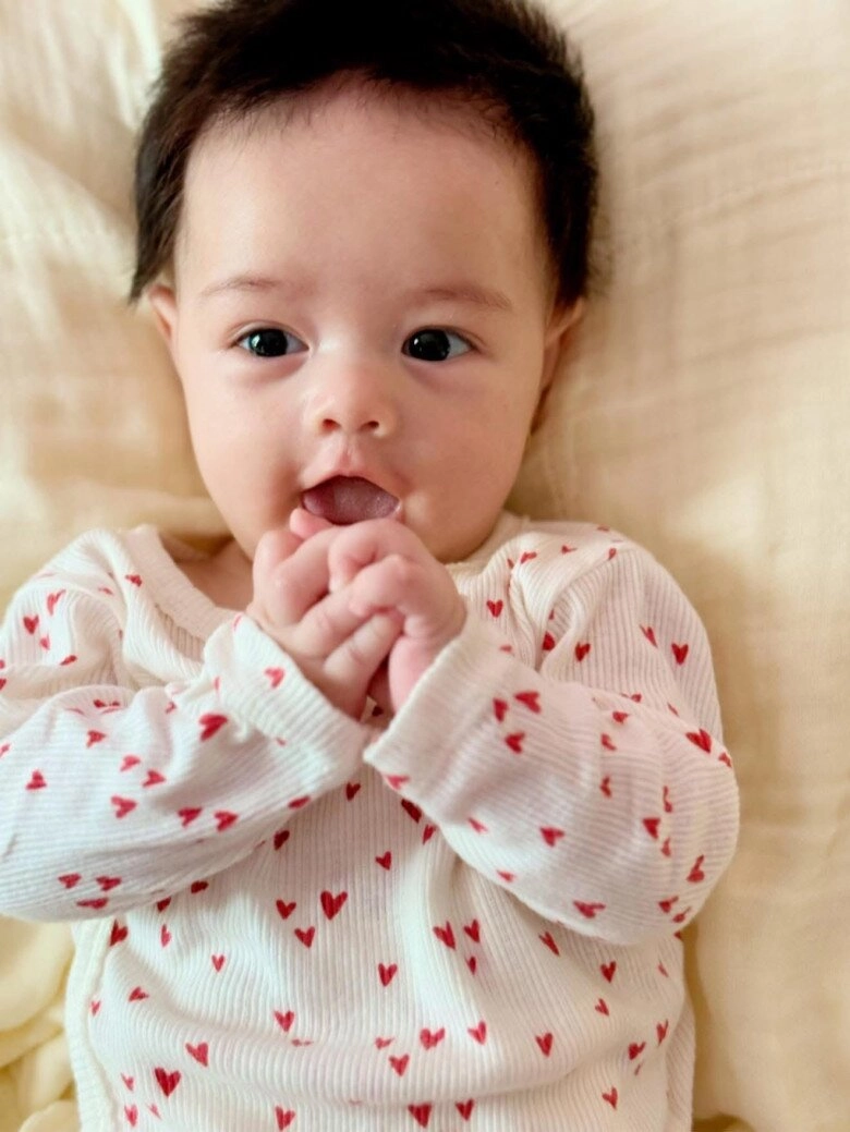 Sao việt 24h nhật kim anh phạt con gái 4 tháng tuổi đôi mắt long lanh và hành động chắp tay xin khiến ai cũng tan chảy - 2