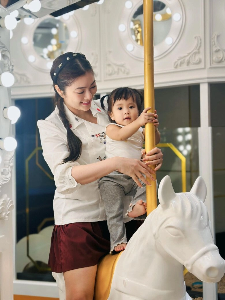 Sao việt 24h nsnd thanh lam khoe cảnh bế bồng tiểu công chúa hoa hậu giáng my phải khen diva đẹp hơn từ ngày lên chức - 9