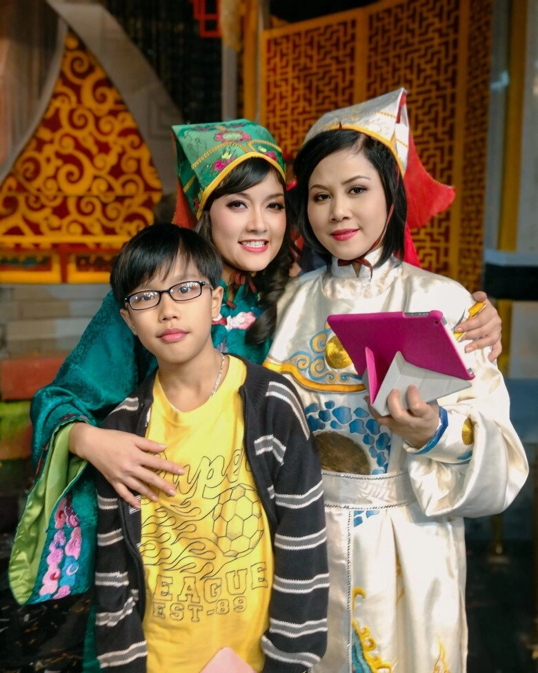 Sao việt 24h nsnd việt anh hẹn hò lãng mạn ở biển với bạn gái kém 36 tuổi nữ quản lý khoe đường cong gợi cảm - 7