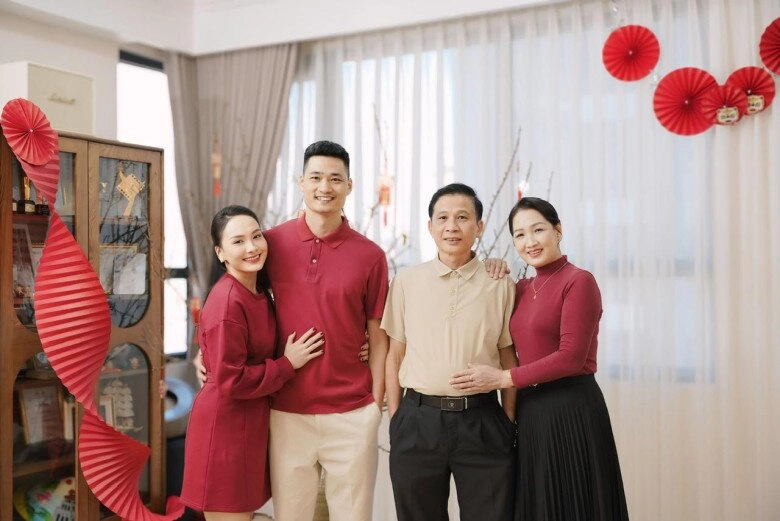Sao việt 24h nsnd việt anh hẹn hò lãng mạn ở biển với bạn gái kém 36 tuổi nữ quản lý khoe đường cong gợi cảm - 8