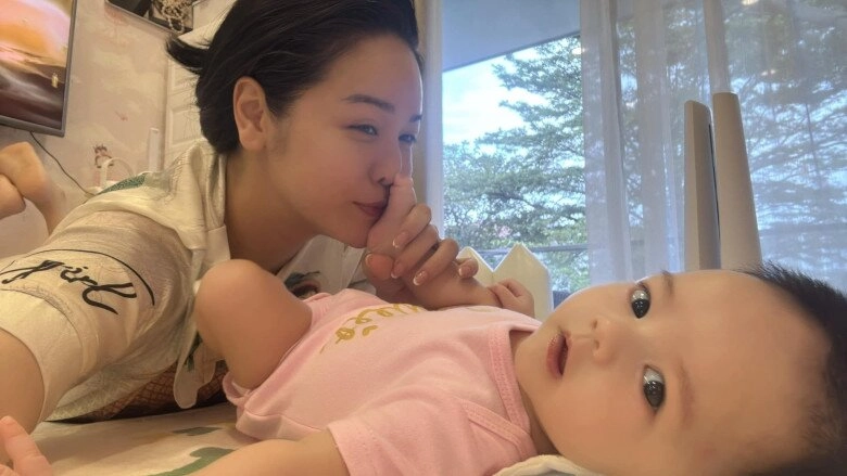 Sao việt 24h nsnd việt anh hẹn hò lãng mạn ở biển với bạn gái kém 36 tuổi nữ quản lý khoe đường cong gợi cảm - 12