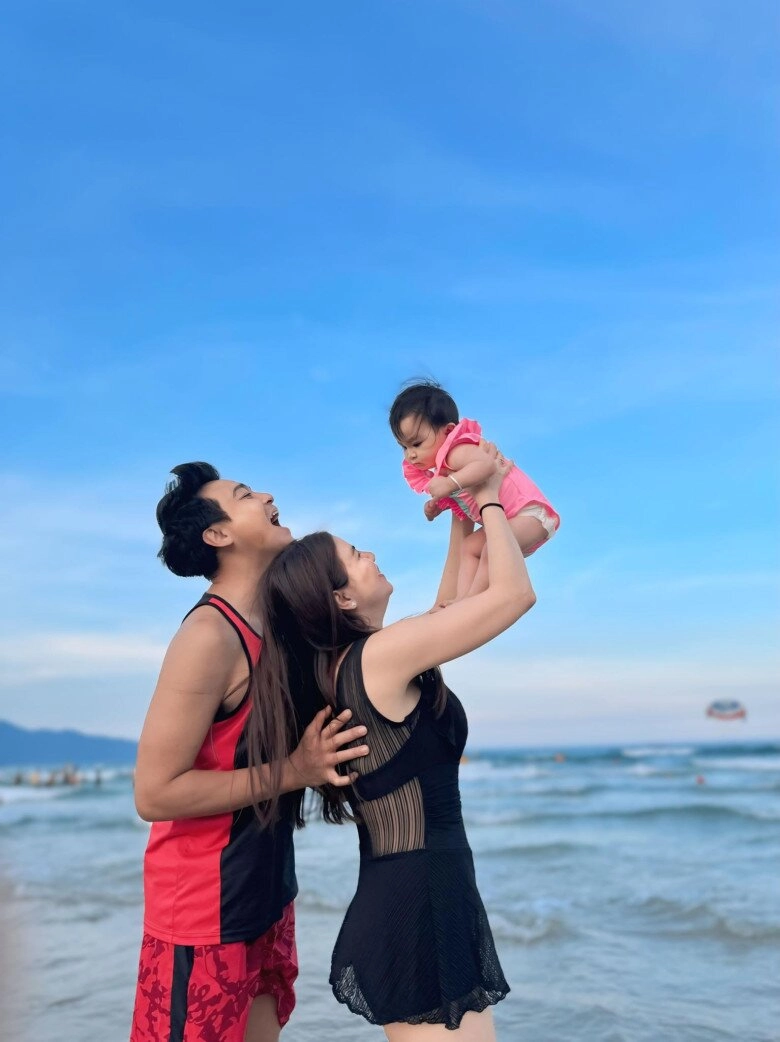 Sao việt 24h nsnd việt anh hẹn hò lãng mạn ở biển với bạn gái kém 36 tuổi nữ quản lý khoe đường cong gợi cảm - 14