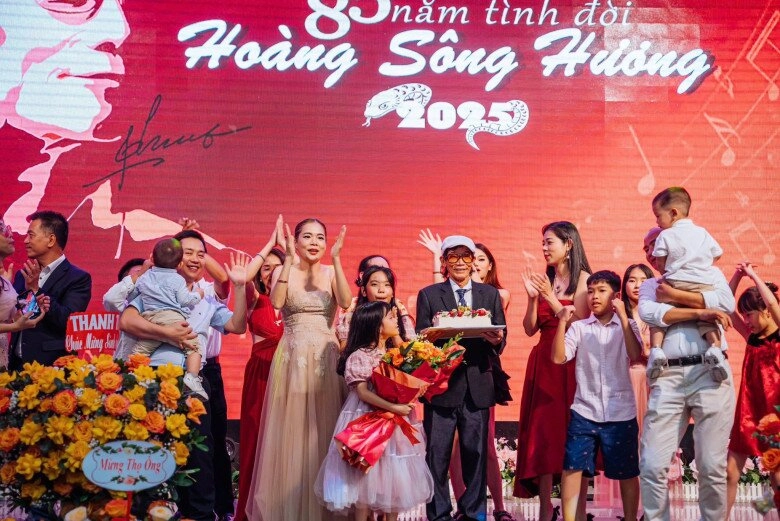 Sao việt 24h phương lê vén áo khoe bụng lùm lùm đập tan tin đồn đeo bầu giả - 13