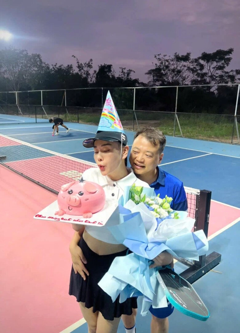 Sao việt 24h phương oanh đánh đôi cùng chồng đại gia trên sân pickeball shark bình lộ bàn tay hư khi ôm hôn vợ trẻ - 3