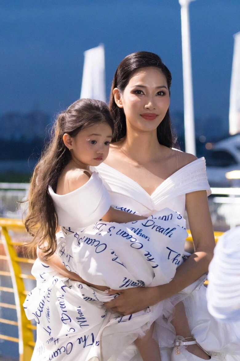 Sao việt 24h phương oanh đánh đôi cùng chồng đại gia trên sân pickeball shark bình lộ bàn tay hư khi ôm hôn vợ trẻ - 11