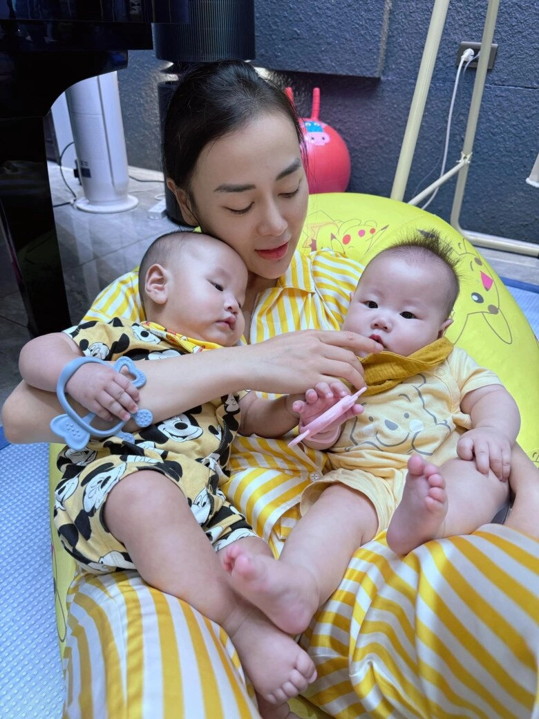Sao việt 24h phương oanh ở nhà khác hẳn lúc ra đường diện đồ bộ vàng khè vì sở thích của 2 bản sao shark bình - 1