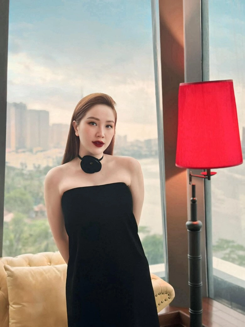 Sao việt 24h phương oanh ở nhà khác hẳn lúc ra đường diện đồ bộ vàng khè vì sở thích của 2 bản sao shark bình - 10