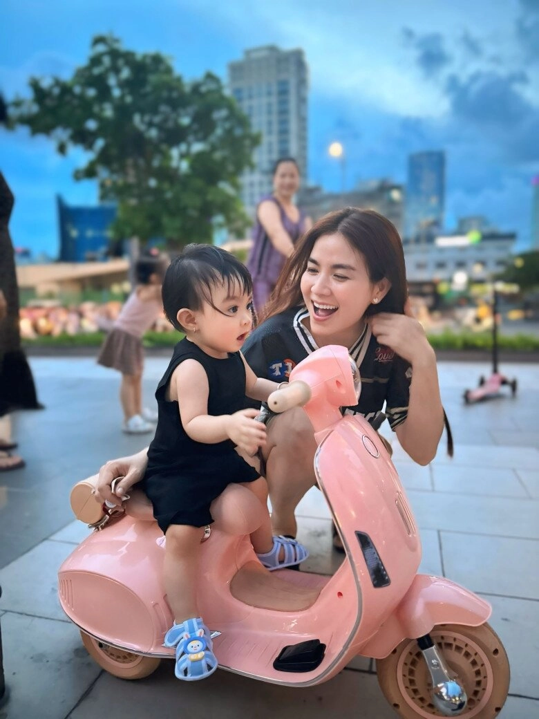 Sao việt 24h thiếu gia nhí nhà chi bảo được mẹ cho diện đồ như chú rể khí chất lạnh lùng không khác gì tổng tài - 15