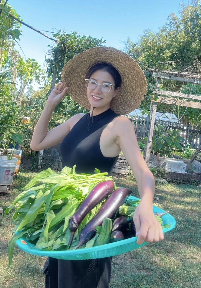Sao việt 24h trang trần mặc váy ngắn cũn cỡn khi dọn vườn thuê ở mỹ với mức lương 20 đô1 giờ - 4