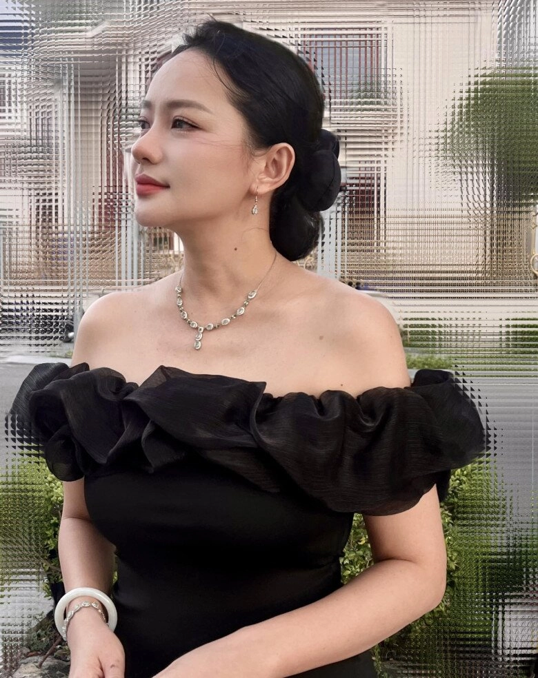 Sao việt 24h trang trần mặc váy ngắn cũn cỡn khi dọn vườn thuê ở mỹ với mức lương 20 đô1 giờ - 11