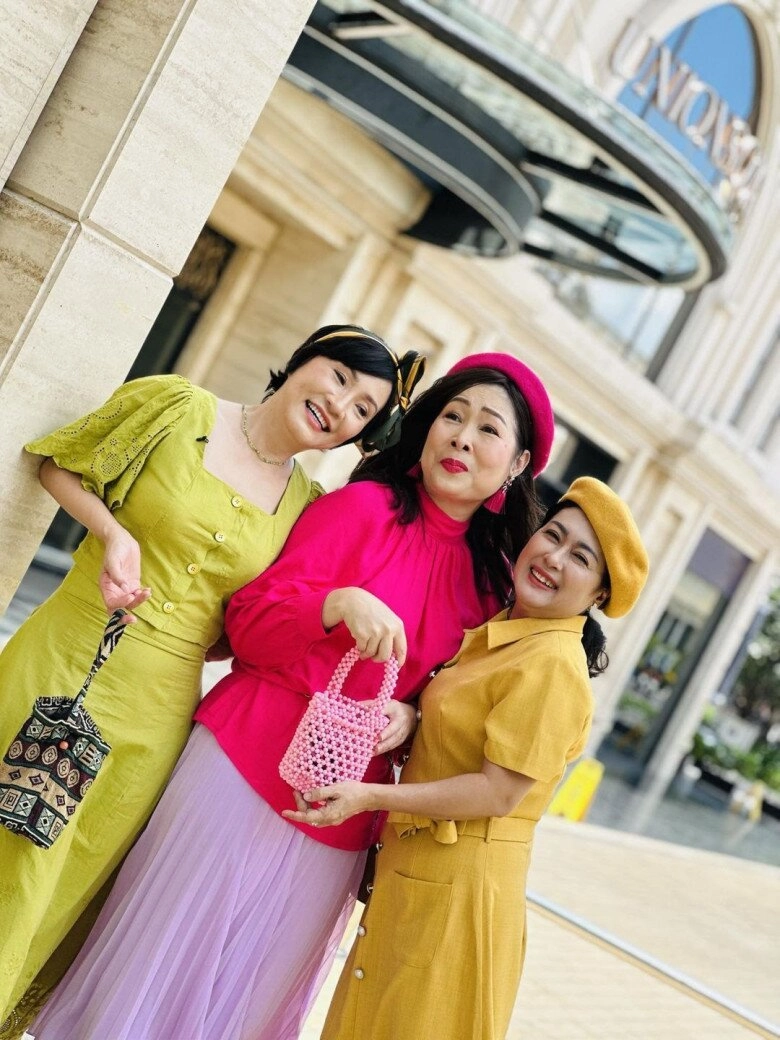 Sao việt 24h trang trần mặc váy ngắn cũn cỡn khi dọn vườn thuê ở mỹ với mức lương 20 đô1 giờ - 12