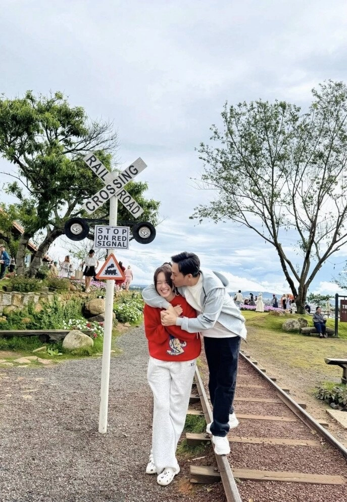 Sao việt 24h vợ lam trường nói bản thân mệt mỏi khi vắng chồng mới 1 đêm mà sụt hơn 2 kg khiến dân tình ngỡ ngàng - 12