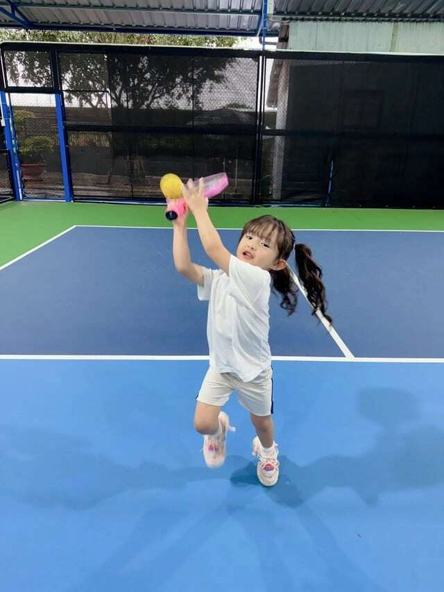 Sao việt 24h winnie nhà đông nhi - ông cao thắng 5 tuổi đã ra sân chơi pickleball khuôn mặt xinh xắn như búp bê - 2
